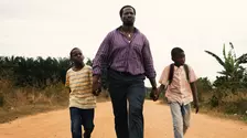 Umbra tatălui meu, câștigător al premiului BAFTA pentru Cel Mai Bun Film de Debut și selecționat în competiția oficială de la Cannes 2025, intră în cinematografele din România