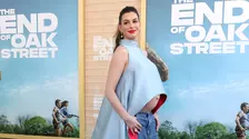 Anne Hathaway răspunde zvonurilor potrivit cărora și-ar înscena sarcina și nu ar fi, de fapt, gravidă: "Păr fals, dar..."