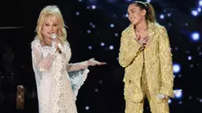 Miley Cyrus, omagiu sfâșietor pentru nașa ei, Dolly Parton. Regina muzicii country a murit la 80 de ani, după o luptă cu cancerul: "O voi iubi mereu"