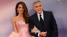 Amal Clooney, apariție spectaculoasă într-o rochie vintage John Galliano, la Lacul Como