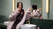 Campania Zalando AW26 „Inner Voices”, cu Lily Collins, transformă dilemele de stil în comedie cinematografică