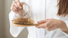 Căderea părului: cauze frecvente, tipuri de alopecie și când merită să consulți un specialist?