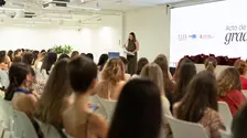 Nu-ți mai irosi potențialul într-un job pe care îl urăști: Definește-ți vocea pentru a-ți construi o carieră în modă care se potrivește cu adevărat vieții tale