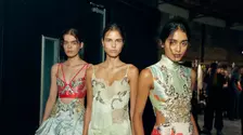Erdem SS27: între tailoring și glamour, inspirat de Barbette