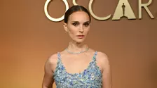 Natalie Portman a devenit mamă pentru a treia oară. Cum a fost fotografiată alături de partenerul ei și bebelușul lor
