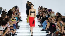 Prada SS27: fusta devine piesa centrală a colecției