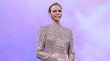 Prințesa Charlene, apariție impecabilă în alb. Noua coafură care i-a schimbat look-ul