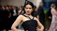 Rosalía și partenera ei, Loli Bahia, ipostaze romantice pe străzile din Paris. Cum au fost fotografiate de paparazzi