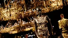 Saint Laurent SS27: aur, opulență și un posibil adio pentru Anthony Vaccarello