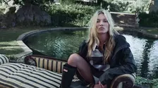 Iconic by Nature. Kate Moss revine în universul Hunter într-o campanie aniversară