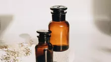 Uleiul de ricin: aceeași sticlă, două utilizări și riscuri diferite