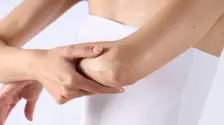 Ai pielea aspră și plină de mici puncte pe brațe? Ce este keratoza pilară și de ce apare