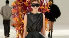 Balenciaga SS27: Pierpaolo Piccioli schimbă regulile hainelor de zi cu zi