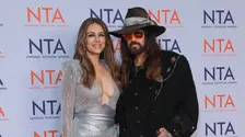 Billy Ray Cyrus și Elizabeth Hurley s-au logodit după mai bine de un an de relație. Cum arată inelul primit de actriță
