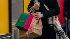 De ce cumpărăm haine pe care nu le purtăm niciodată? Ce spun psihologii despre garderobele noastre