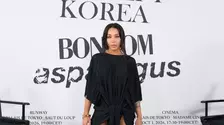 Cristina Ștefania, apariții stylish la Paris Fashion Week. Ce a purtat artista și alături de ce staruri K-pop a fost surprinsă