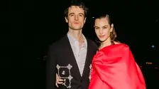 Alexa Chung și Tom Sturridge s-au logodit după patru ani de relație. Detalii despre inelul de logodnă și planurile de nuntă