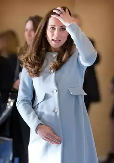 Kate-cu-degetul-bandajat.1-640×1024-1