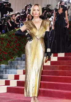 Amber-Valletta-683×1024-1