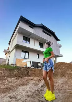 Adda isi construieste o casa noua