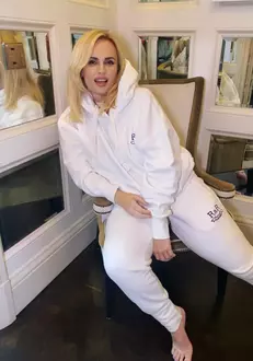 rebel-wilson-a-devenit-mama-1-768×1024-1