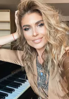 vedeta sanziana negru
