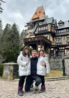 alexandru-ciucu-cu-fetele-la-castel-3-1