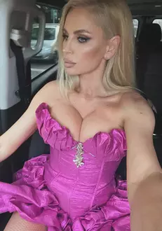 andreea-banica-in-rochie-roz