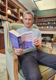 razvan-lucescu-si-cartea-tradusa-de-sotie-768×1024