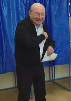 traian-basescu-la-vot-primul-tur-alegeri-prezidentiale-mai-2025