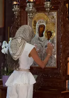 Bianca Drăgușanu la biserică
