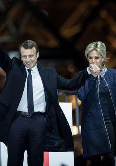 Soţia Presedintelui Francez Brigitte Macron A Făcut Senzaţie Cu Jacheta Purtată In Ziua In Care Soţul Ei A Devenit Presedintele Franţei Flash News Stiri Vedete Si Evenimente Viva Ro