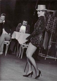 Corina Chiriac era în dizgrația Elenei Ceaușescu, din cauza rochiilor sexy. Artista avea cele mai frumoase picioare din țară!