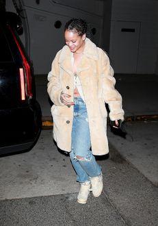 Rihanna, fără machiaj și... fără mască de protecție! Artista refuză să respecte regulile, în plină pandemie de COVID-19