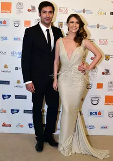 Adela Popescu  (rochie Dana Budeanu) si Radu Valcan