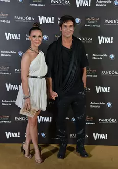 Adela Popescu  (rochie PNK Casual, plic Isabel Lombardi, sandale Alexander Wang, bijuterii Pandora) si Radu Valcan