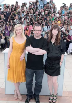 Alaturi-de-Kirsten-Dunst-si-Charlotte-Gainsbourg