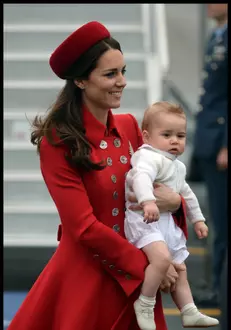 Mantou roşu, creaţie Catherine Walker