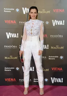 Dana Rogoz (tinuta Parlor)