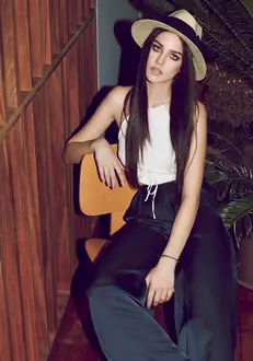 Top Zara, 149 lei; palarie H&M, 39,90 lei; pantaloni H&M Conscious Exclusive, 159 lei.