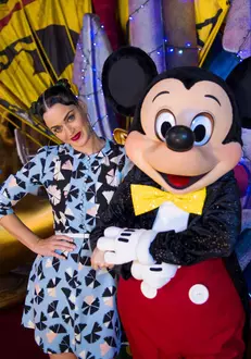 Katy Perry s-a fotografiat cu Mickey Mouse, în timpul unei vizite la Walt Disney World Resort, în Florida