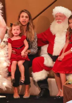 Jessica Alba si familia s-au intalnit cu Mos Craciun