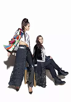 Inna: Ie din bumbac și fotă, ambele Muzeul Țăranului Român, vestă din piele, Fischer&Milenkovici, pantaloni din latex Undercover și curea din piele, Giuliano Fujiwara, ambele magazinul Entrance. Mama Innei: Ie din mătase, Valentina Vidrașcu, fotă, Muzeul Țăranului Român și jachetă din catifea, H&M.