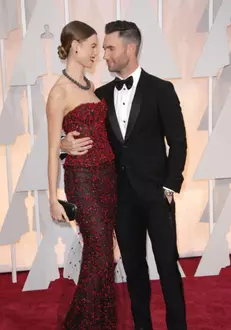 Adam Levine si Behati Prinsloo