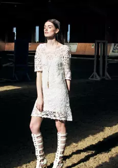 Rochie Guess, 665 lei; sandale Musette, preț la cerere; colier Accessorize, 89,90 lei.