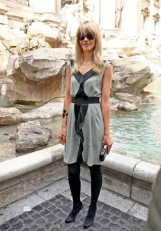 Claudia Schiffer, aflată la Roma pentru a lansa parfumul Alberta Ferretti, nu a ratat ocazia de a vizita și Fontana di Trevi.