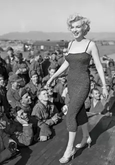 Marilyn în timpul vizitei sale în Coreea, unde a susținut un recital pentru soldați