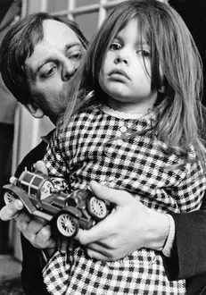 Alături de tatăl ei, Klaus Kinski, într-unul din puținele momente de afecțiune paternă.