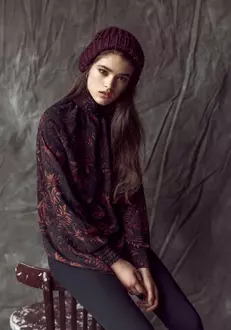 Bluză H&M, 129 lei; pantaloni Stefanel, 550 lei; fes Accessorize, 105 lei.