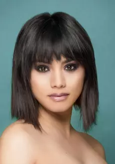 Anii 2000 – Ten bronzat, eyeliner negru accentuat, smokey eyes, culori electrice. Pentru un make-up al ochilor impecabil, e important felul în care sunt îmbinate nuanțele de negru sau maro pe pleoapa superioară.